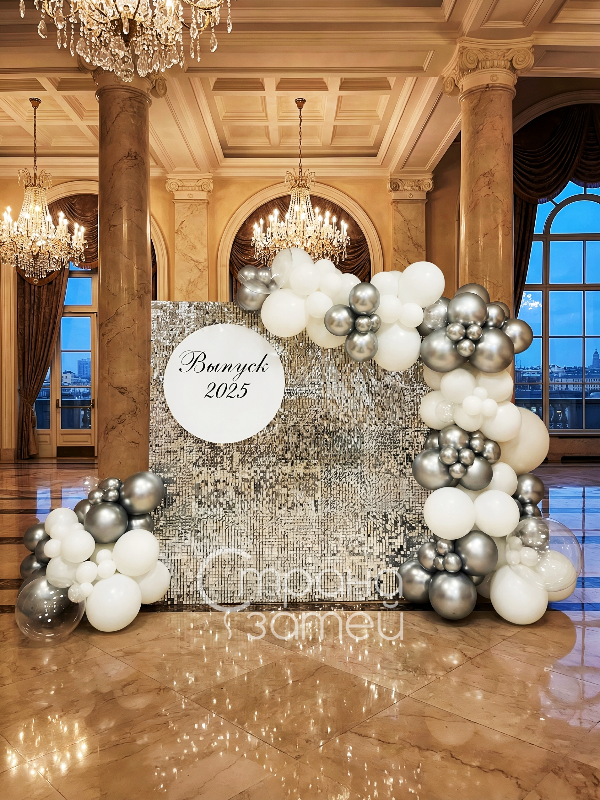 fotozona-na-vypusknoj-serebryannyy-blesk-payetki-shary.jpg Фотозона на выпускной «Серебрянный блеск» с пайетками и гирляндами из шаров, Нижний Новгород