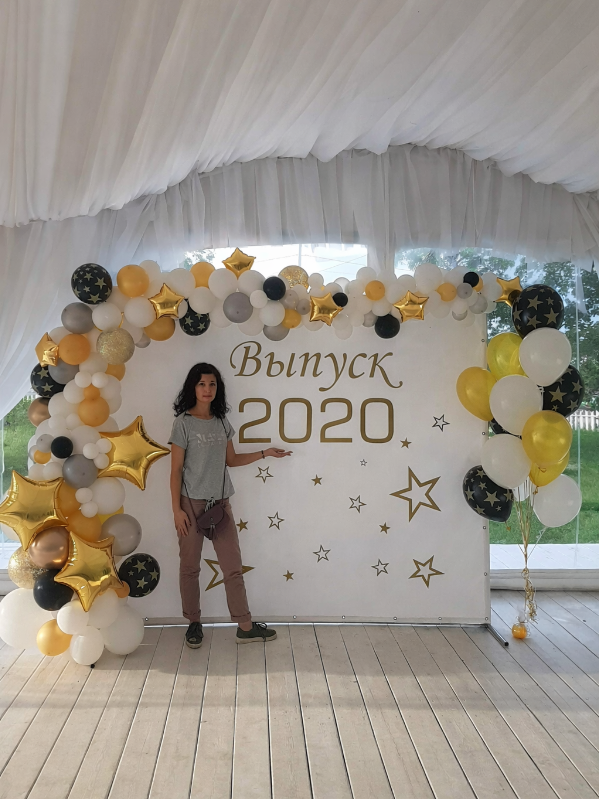 fotozona-zvezdnyy-glyanets-vypusknoy-banner-girlyanda Фотозона на выпускной в бело-золотых тонах с баннером, гирляндой и гелиевым фонтаном, Нижний Новгород