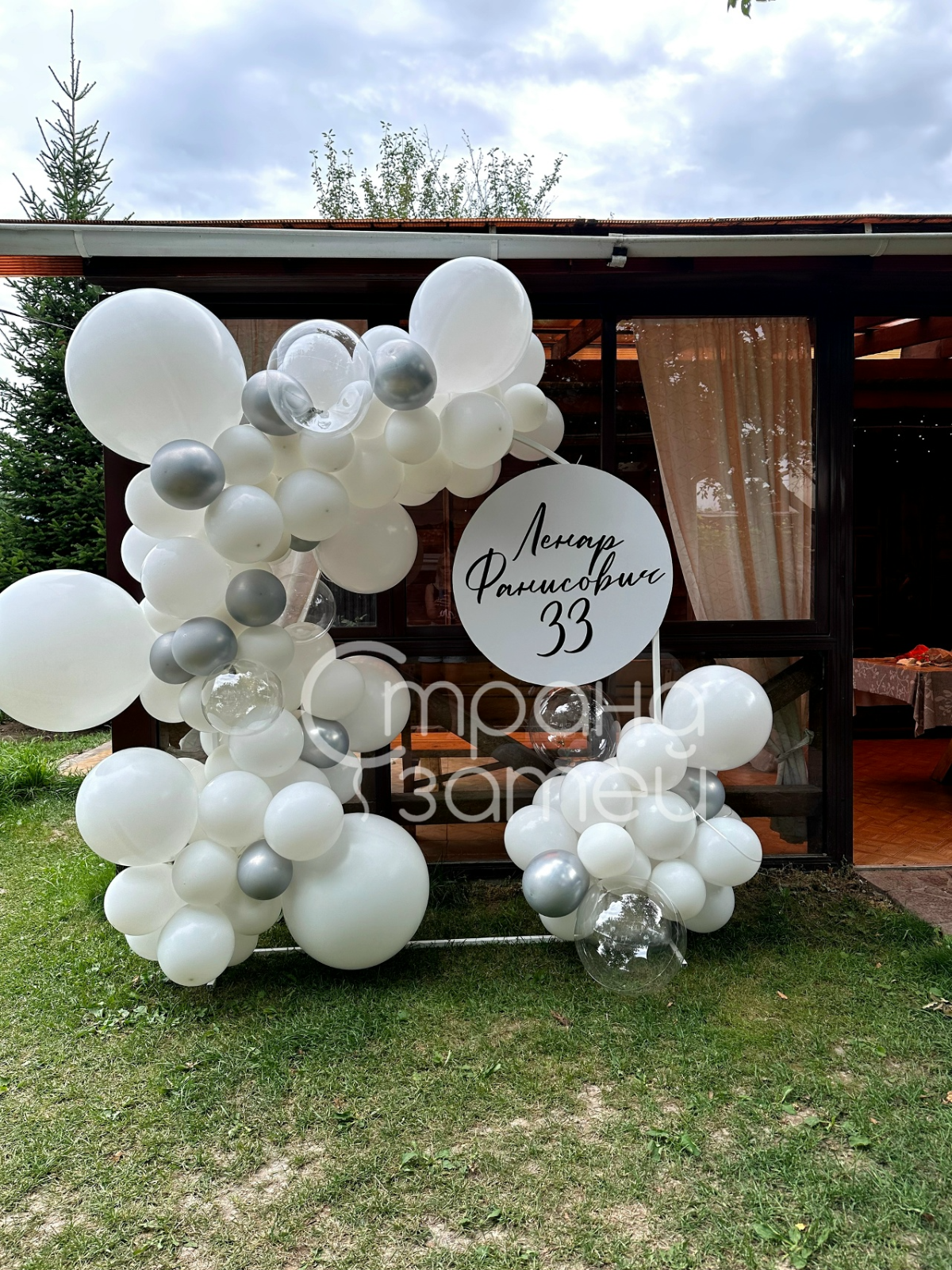 kompaktnaya-fotozona-na-svadbu-white-elegance Компактная фотозона на свадьбу в белой гамме с шарами, Нижний Новгород